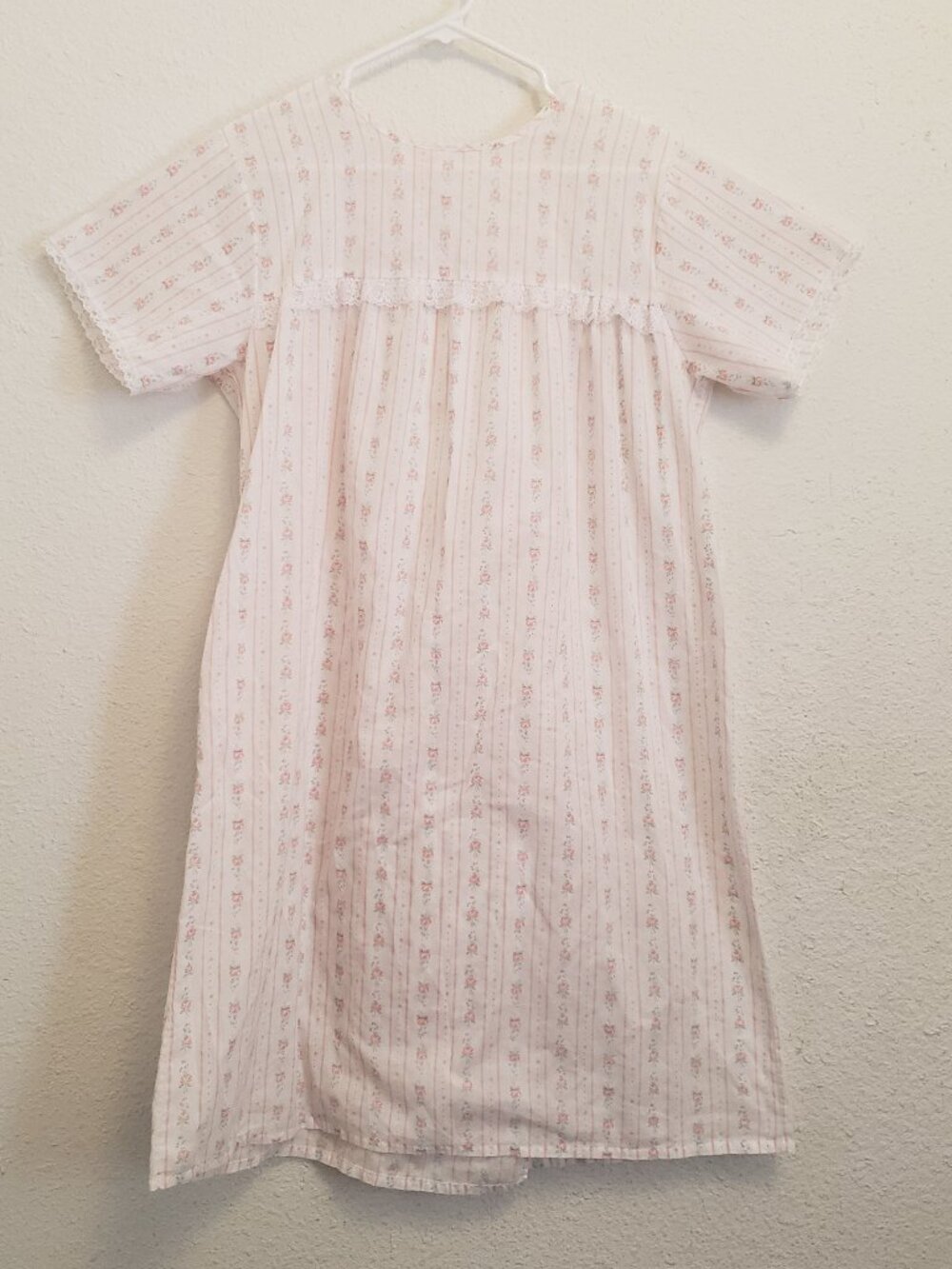 Carriage Court Sears Vintage Hospital Gown S/M White Multi Snap Back Opening